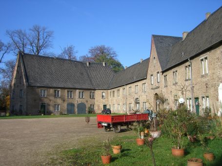 Grevenbroich : Wohngebäude auf Schloss Hülchrath